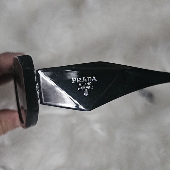 Prada Elegant Black Sunglasses - Picture 3 of 4